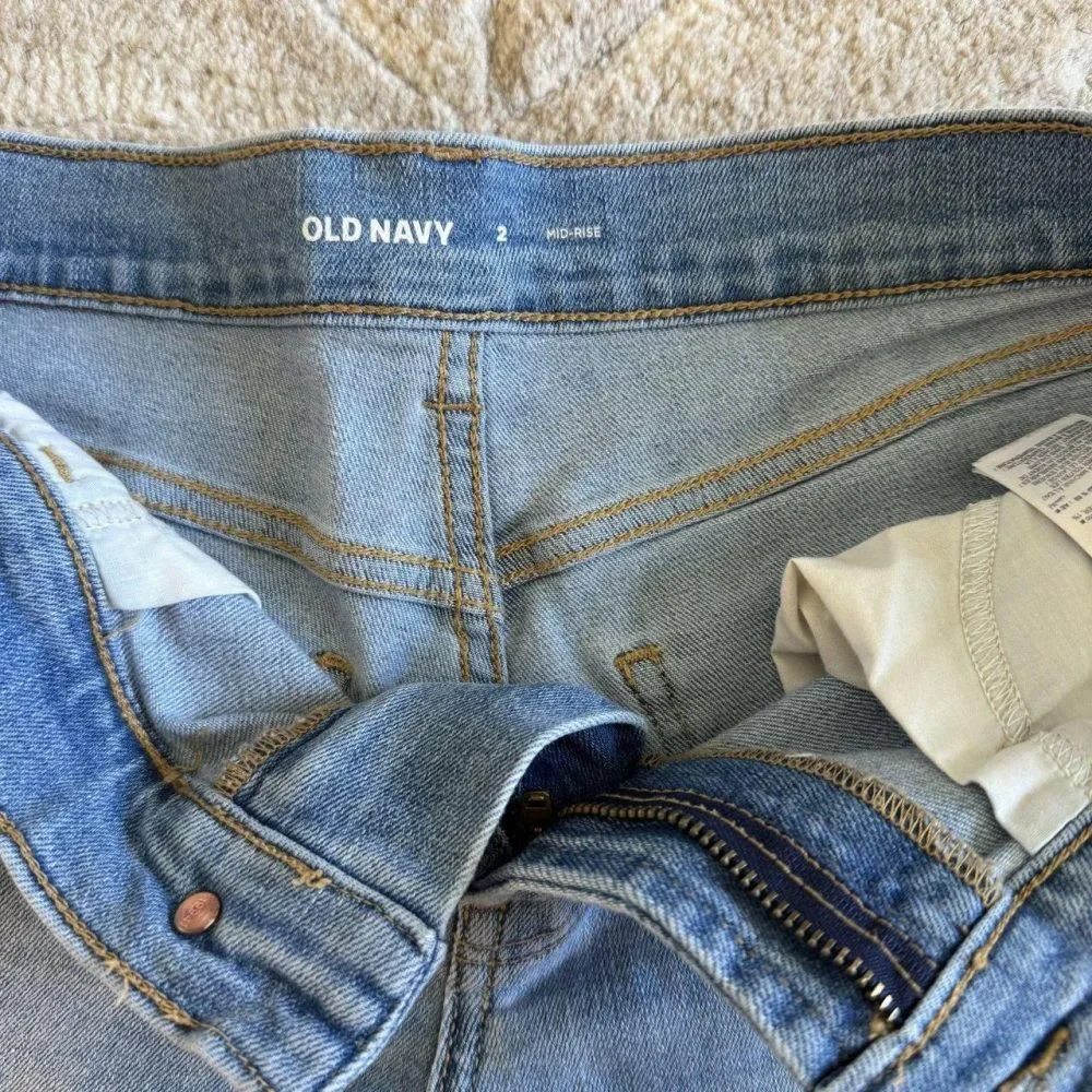 Old Navy size 2 denim jean shorts with rolled cuff. Stretchy and comfortable. Li
